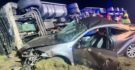 Zderzenie osobówki i samochodu ciężarowego. Pijany 19-latek został ranny