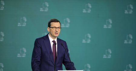 Morawiecki w "Politique Internationale": Jestem zdumiony lekkością, z jaką ataki na chrześcijaństwo są dziś przeprowadzane w Europie