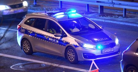 Warszawa. Kolizja na S8. Kierowca nie "potrafił wyjaśnić" pochodzenia dużej ilości gotówki