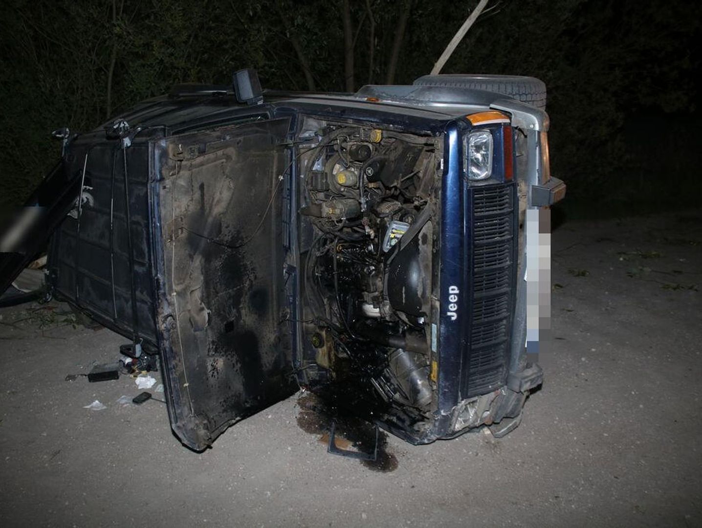 20-latek próbował driftować jeepem dziadka. Uderzył w beton i przewrócił auto. Ranny kolega na fotelu pasażera