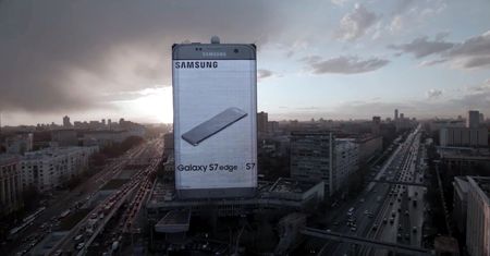 Wieżowiec zmieniony w Galaxy S7 edge? Dla Samsunga w Rosji nawet to jest możliwe