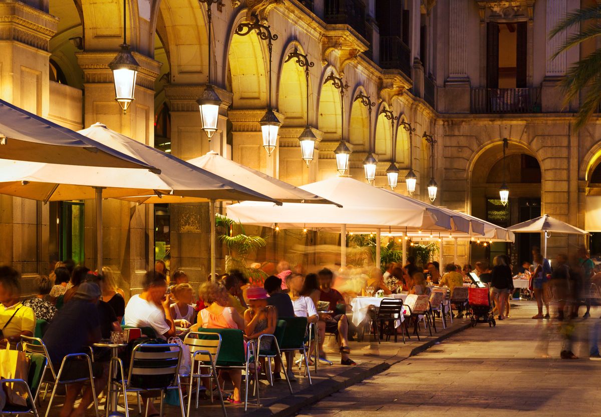 Hiszpania planuje skrócić czas działania restauracji i barów w nocy