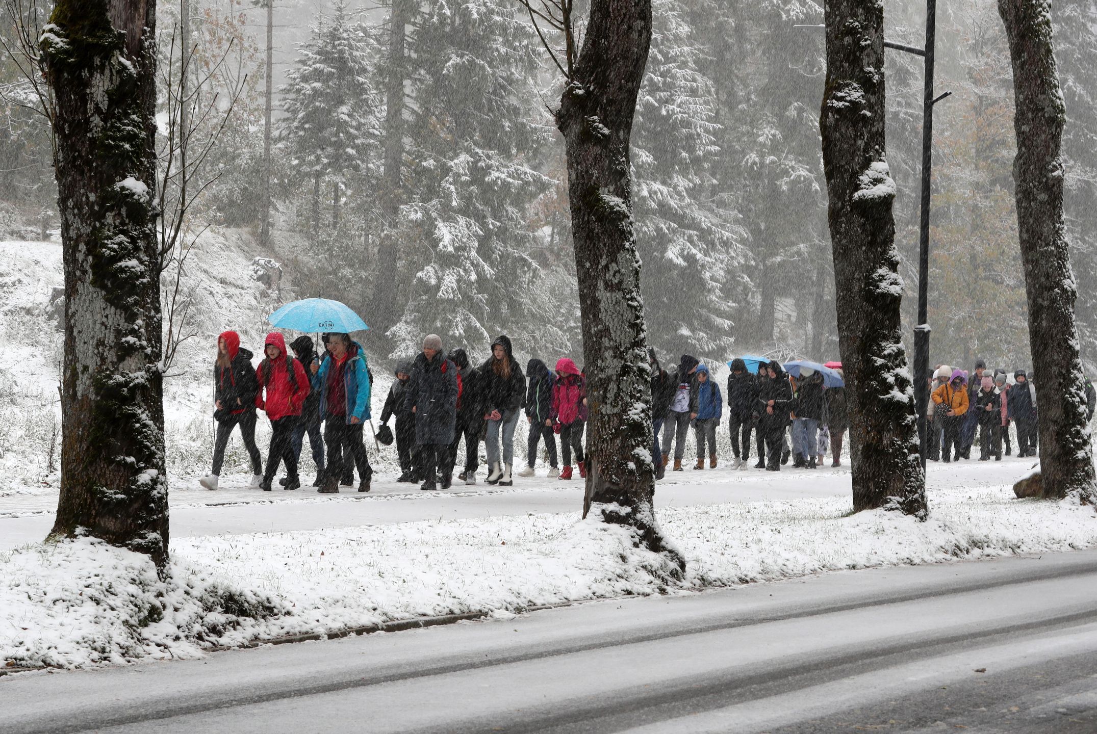 Zakopane, 13.10.2021. Opady śniegu w Zakopanem, 13 bm. W Tatrach panują niekorzystne warunki do uprawiania turystyki. Na szlakach miejscami leży śnieg i występują oblodzenia. (aldg) PAP/Grzegorz Momot