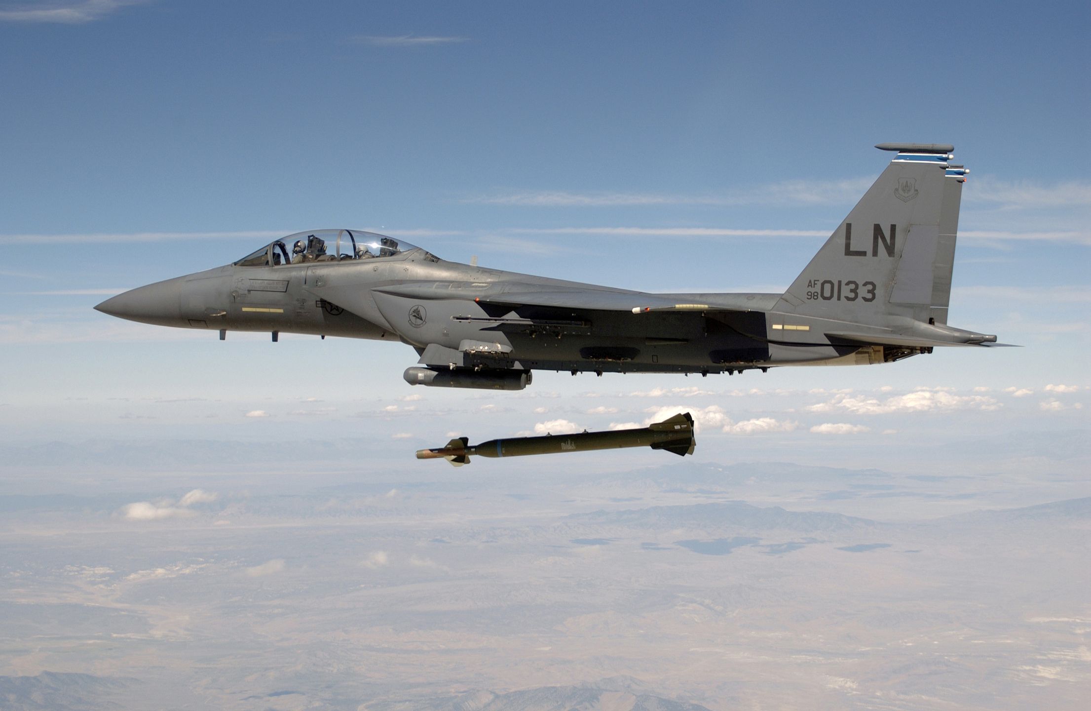 F-15E Strike Eagle zrzucający bombę GBU-28
