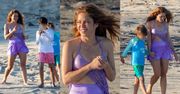 Promienna Shakira szaleje z synami na meksykańskiej plaży w lawendowym stroju (ZDJĘCIA)
