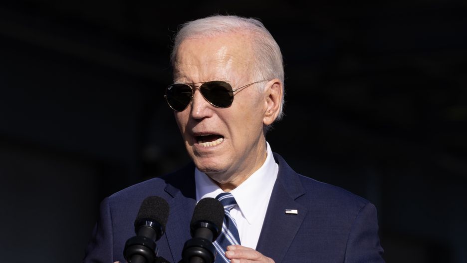 US President Joe Biden delivers remarks at the Tioga Marine Terminal in Philadelphia, Pennsylvania, USA, 13 October 2023. Biden discussed his economic policies known as Ă�BidenomicsĂ� in relation to clean energy, union jobs and infrastructure. EPA/MICHAEL REYNOLDS Dostawca: PAP/EPA.
