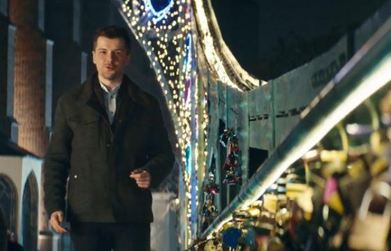 Kłódki na moście zakochanych reklamują pożyczkę gotówkową w Banku Millennium (wideo)