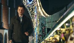 Kłódki na moście zakochanych reklamują pożyczkę gotówkową w Banku Millennium (wideo)