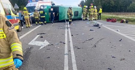 Bus zderzył się z osobówką i przewrócił na bok. Jest wielu rannych