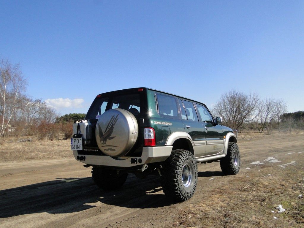 Kanister na wodę jest fabrycznym elementem wyposażenia, srebrny kolor ma ograniczyć nagrzewanie się wody na silnym słońcu