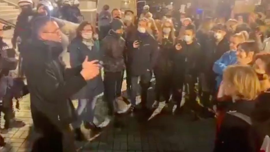 Protesty w Polsce. Ksiądz rozmawiał z osobami, które przyszły pod katedrę