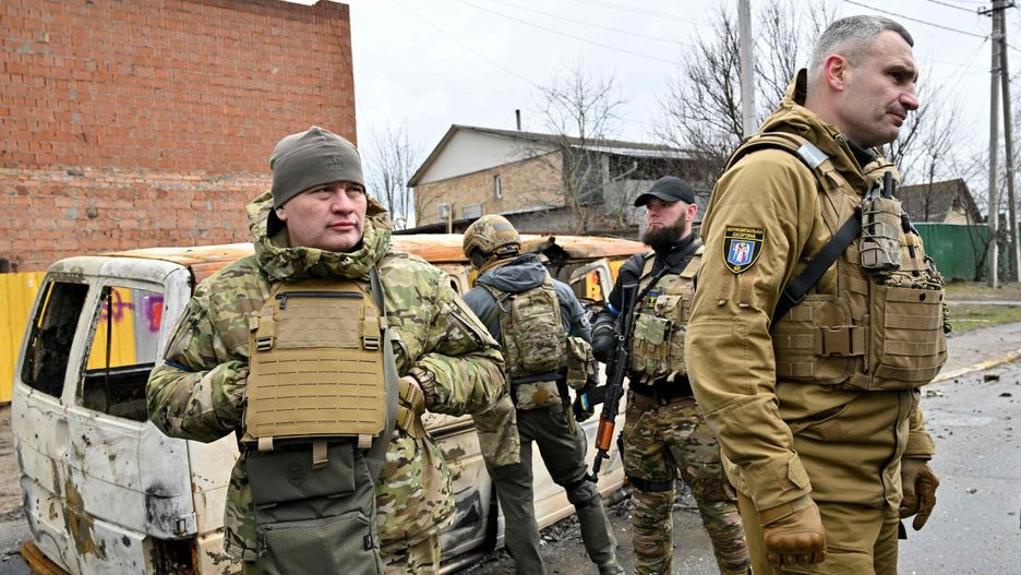 Wojna w Ukrainie - masakra cywil�w w BuczyKyiv's Mayor Vitali Klitschko (R) talks with people in the town of Bucha, near the Ukrainian capital Kyiv on April 3, 2022. - President Volodymyr Zelensky accused Russia of committing genocide and attempting to eliminate the "whole nation" of Ukraine, a day after the discovery of mass graves and apparently executed civilians near Kyiv. (Photo by Sergei SUPINSKY / AFP)SERGEI SUPINSKY