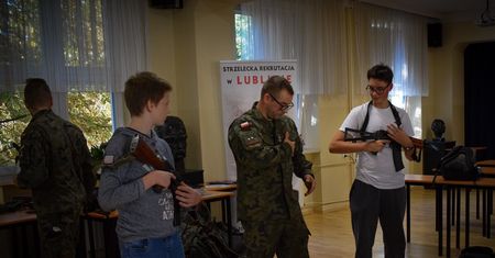 Strzelcy przeprowadzili warsztaty proobronne dla uczniów w III LO im. Unii Lubelskiej