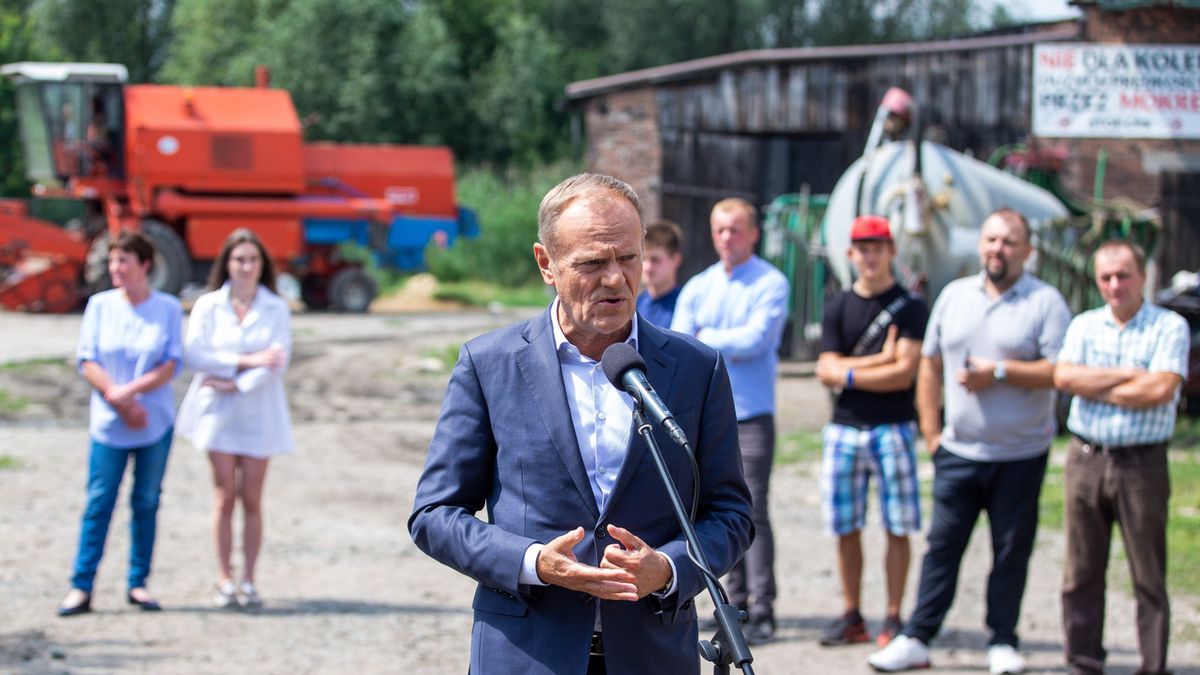 Przewodniczący Platformy Obywatelskiej Donald Tusk spotkał się z protestującymi w sprawie CPK 