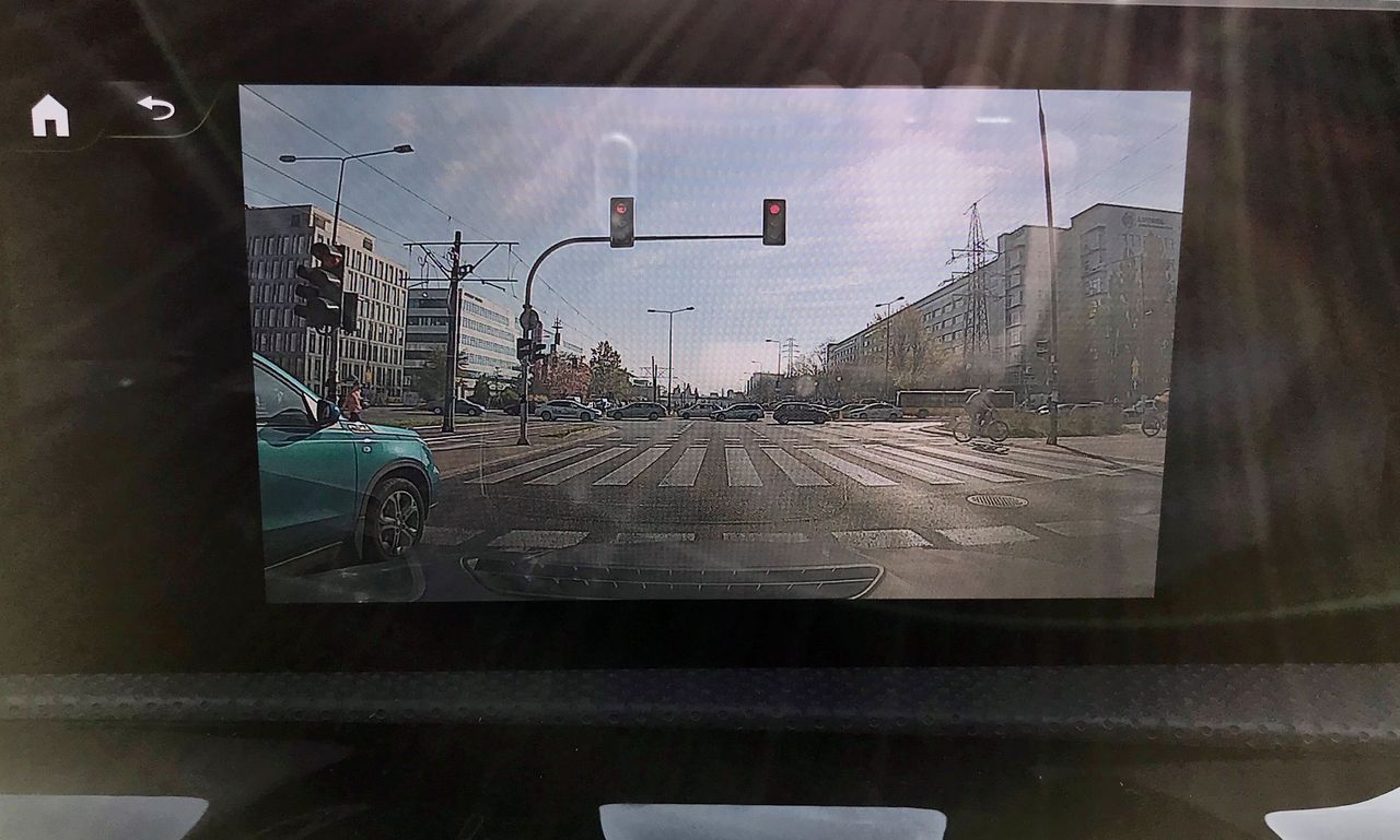 Kamera przednia, pokazująca sygnalizację świetlną, włącza się automatycznie po zatrzymaniu auta przed skrzyżowaniem. Świetne rozwiązanie.