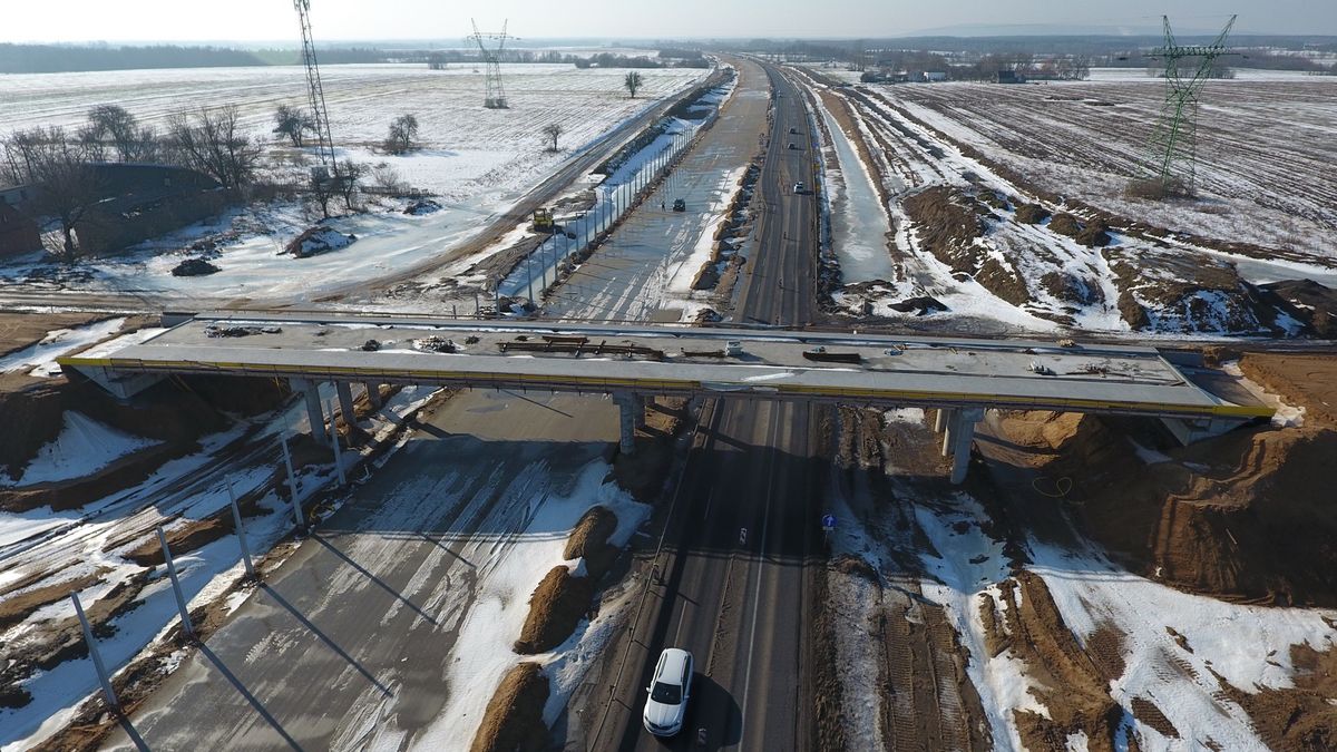 Budowa autostrady A1 w woj. łódzkim (luty 2021 r.)