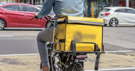Kurier potrącił 85-latkę. Poruszał się "pseudorowerem"