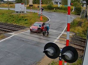 Katowice: Koło odpadło na przejeździe. W ostatniej chwili zepchnęli auto z torów
