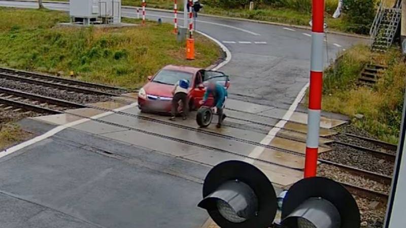 Kierowcy i pasażerowi pomógł policjant z Katowic