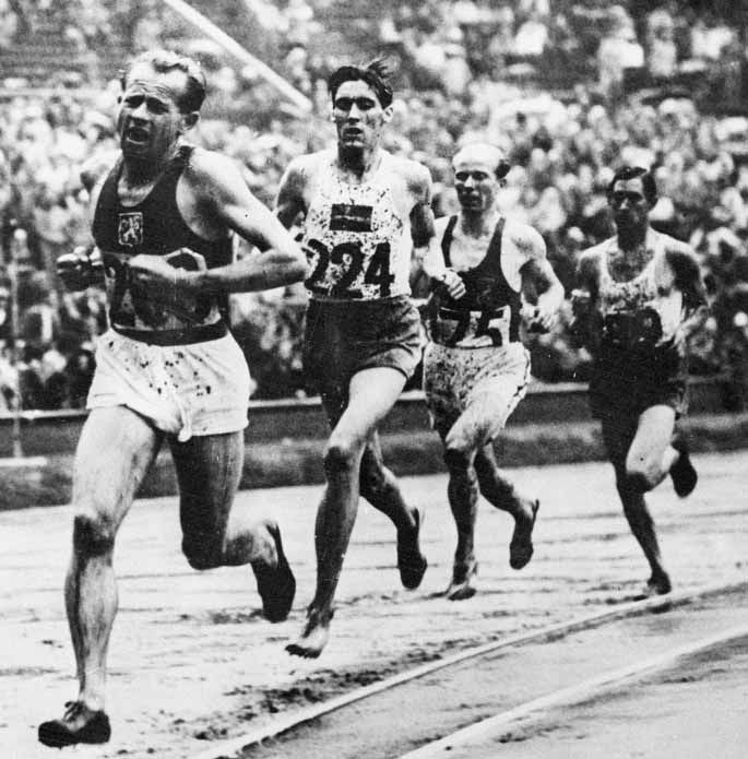 Emil Zátopek (z lewej), był jedną z gwiazd igrzysk z 1948 r.
