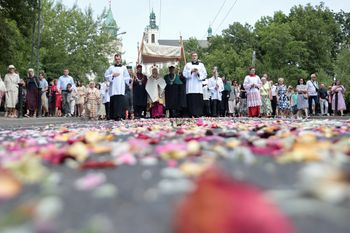 Utrudnienia w ruchu w centrum Lublina. Powodem procesje i wyścig kolarski
