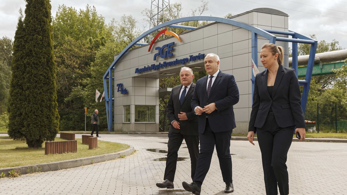 Bogatynia, 25.05.2021. Wicepremier, minister aktywów państwowych Jacek Sasin (C), prezes zarządu PGE Polskiej Grupy Energetycznej Wojciech Dąbrowski (L) oraz prezes zarządu PGE Górnictwo i Energetyka Konwencjonalna Wioletta Czemiel-Grzybowska (P) podczas konferencji prasowej po spotkaniu z pracownikami Kompleksu Turów, 25 bm. na terenie Kopalni Węgla Brunatnego Turów w Bogatyni. (aldg) PAP/Aleksander Koźmiński