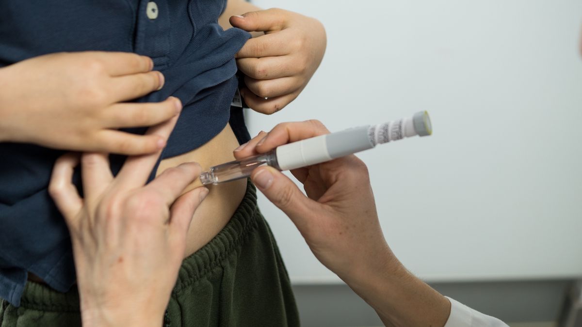 Close-up of hands administering medication via injector pen
Macro shot of a doctor's hands carefully pinching the skin and administering a dose of medication into the abdomen of a child
Oscar Requejo