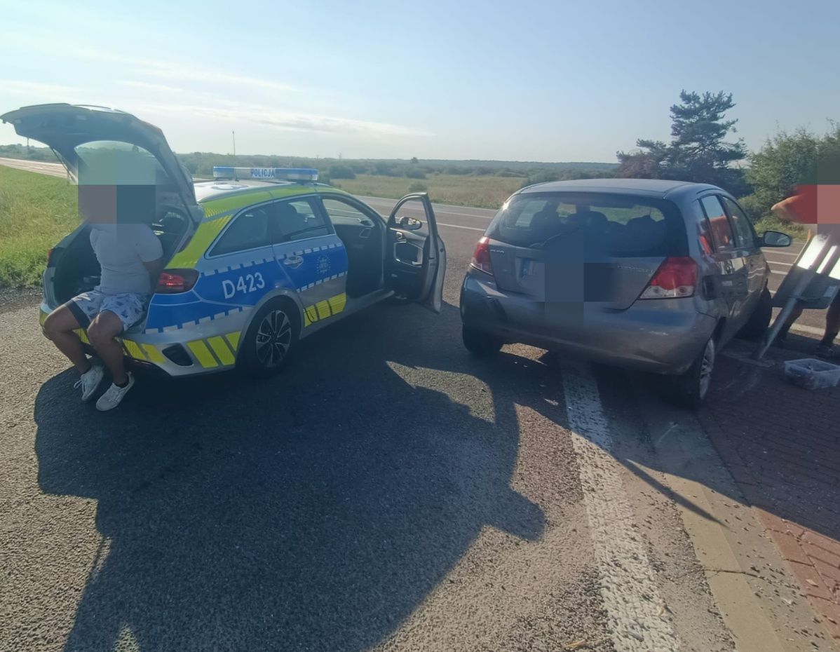 Pijany  23-latek uciekał przed policją. Uderzył w znak drogowy