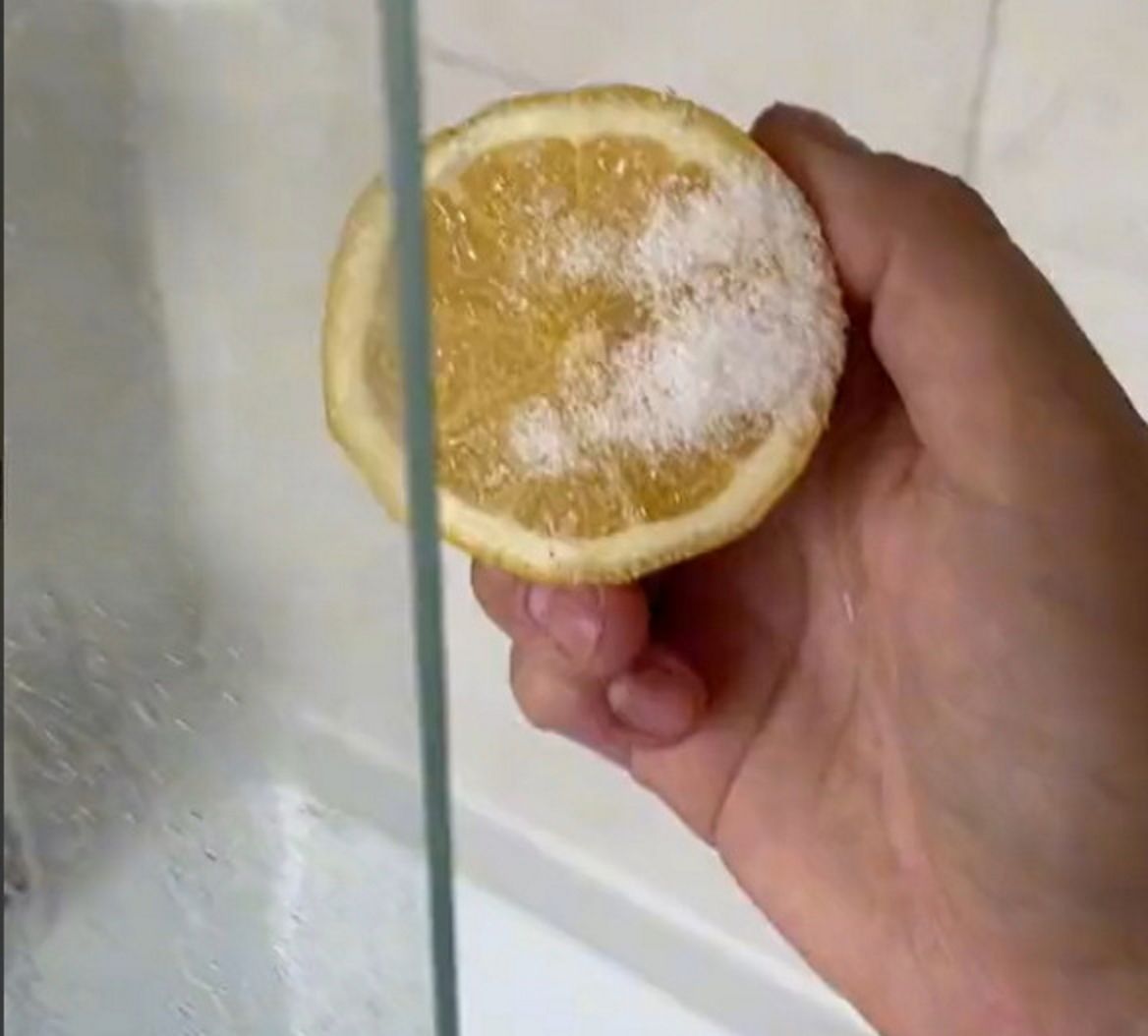 Genialny trik na wyczyszczenie kabiny prysznicowej. Internauci oszaleli