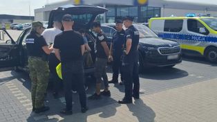 Policjanci zatrzymali osoby, przewożące imigrantów. Niektórzy znajdowali się w bagażniku