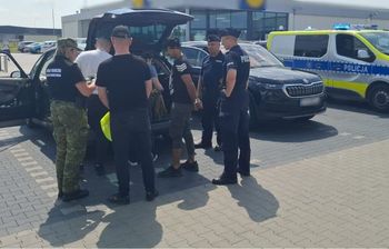 Policjanci zatrzymali osoby, przewożące imigrantów. Niektórzy znajdowali się w bagażniku