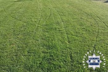 Wjechali hulajnogami na boisko. Naprawa murawy ma kosztować 6 tys. zł