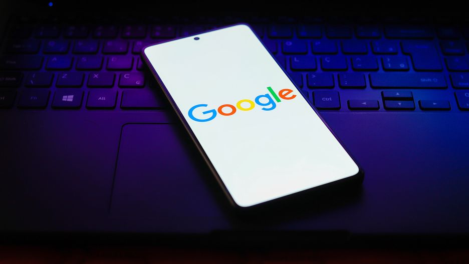 PARAGUAY - 2024/07/16: In this photo illustration, the Google logo is displayed on a smartphone screen. (Photo Illustration by Jaque Silva/SOPA Images/LightRocket via Getty Images)
