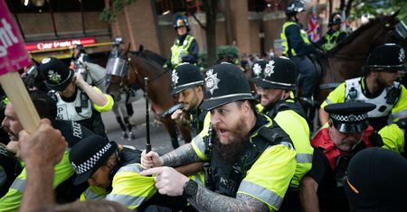 Starcia z policją w Wielkiej Brytanii. Protesty antyimigranckie