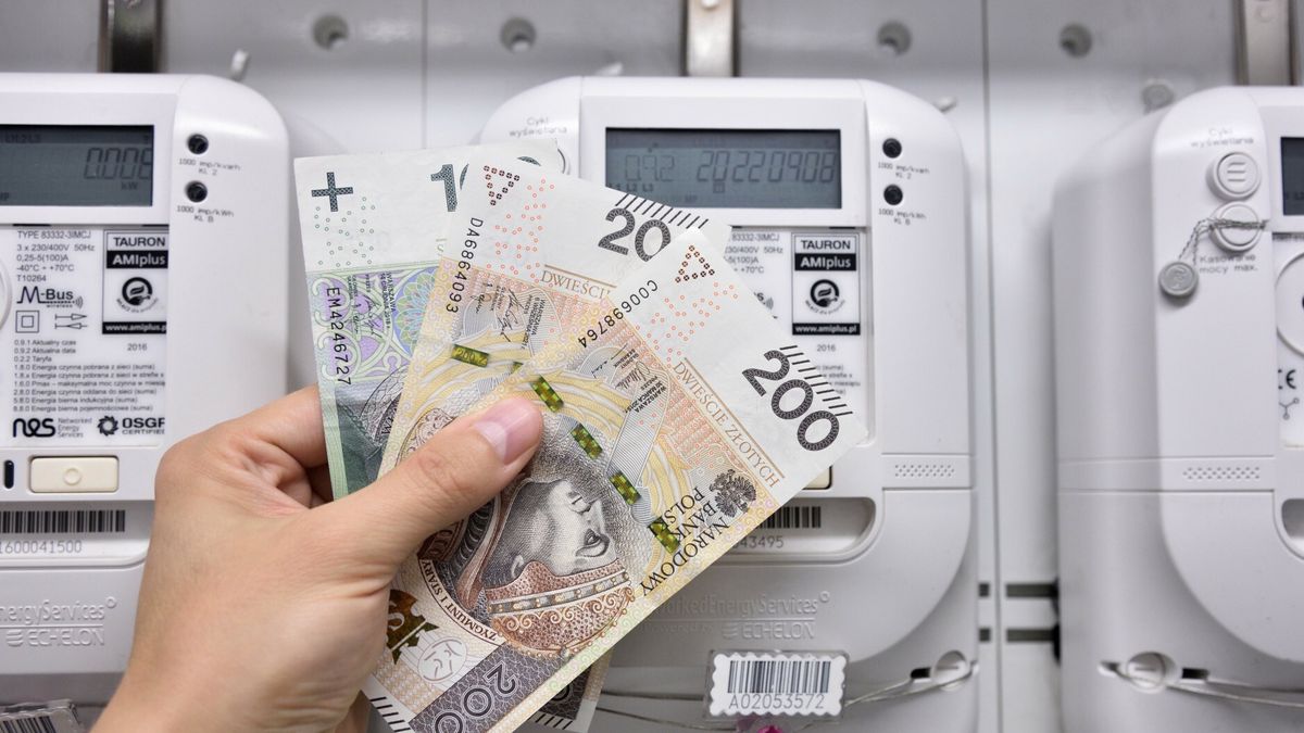 Stock BaMaFot. Bartlomiej Magierowski/EastNews. Wroclaw 8.09.2022. Wysokie ceny energii elektrycznej. N/z: gotowka, 500 zlotych i liczniki energii elektrycznej.Bartlomiej Magierowski
