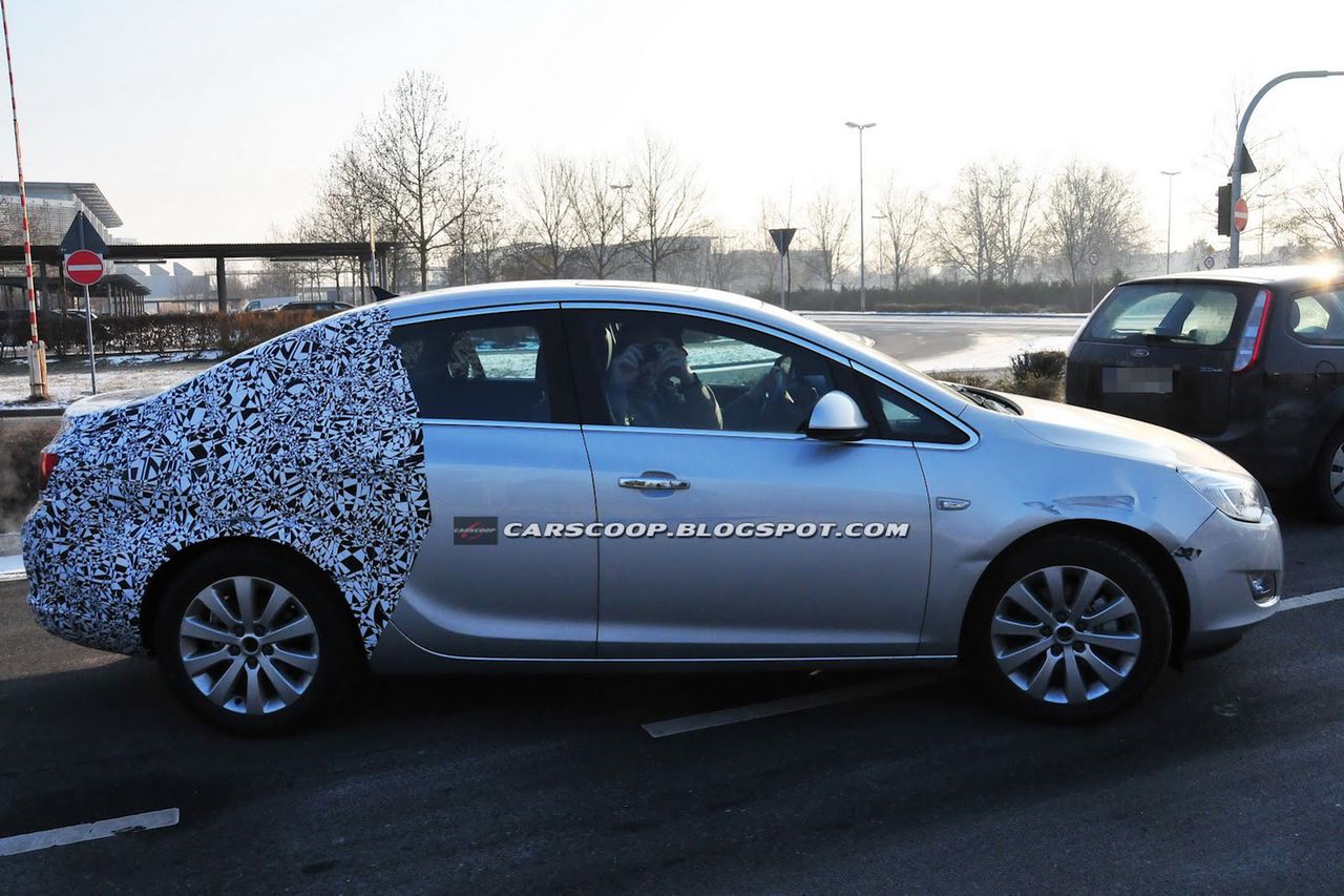 Opel Astra Sedan przyłapany w Niemczech