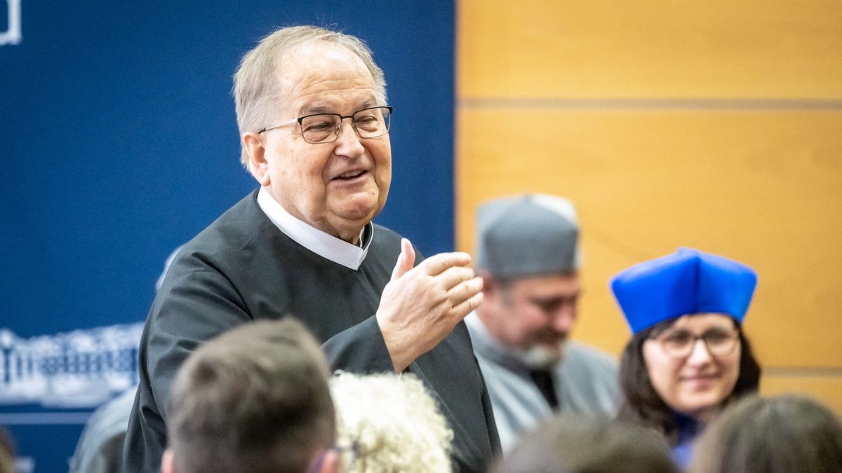 Tadeusz RydzykToru�, 15.10.2022. Za�o�yciel i dyrektor Radia Maryja oraz TV Trwam o. Tadeusz Rydzyk (L) podczas inauguracji roku akademickiego 2022/2023 w Akademii Kultury Spo�ecznej i Medialnej w Toruniu, 15 bm. (ad) PAP/Tytus �mijewskiTytus �mijewskiAKSiM, inauguracji roku akademickiego 2022/2023, minister, spotkanie, w Akademii Kultury Spo�ecznej i Medialnej w Toruniu, w toruniu, wizyta