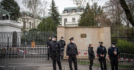 Dramatyczna sytuacja przed ambasadą Rosji w Pradze