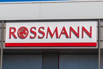Kosmetyki od 4,89 zł. Rossmann ruszył z dużymi promocjami na perfumy i makijaż