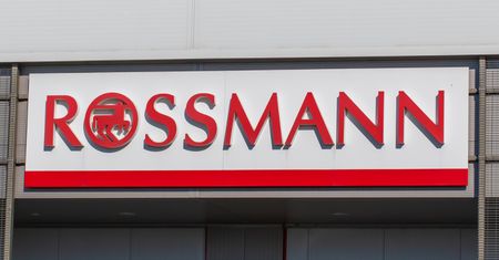Kosmetyki od 4,89 zł. Rossmann ruszył z dużymi promocjami na perfumy i makijaż