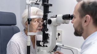 Bezpłatne badania wzroku dla seniorów we Włocławku. Liczba miejsc jest ograniczona