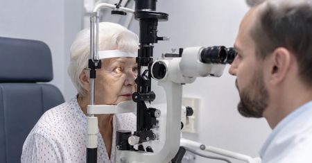 Bezpłatne badania wzroku dla seniorów we Włocławku. Liczba miejsc jest ograniczona