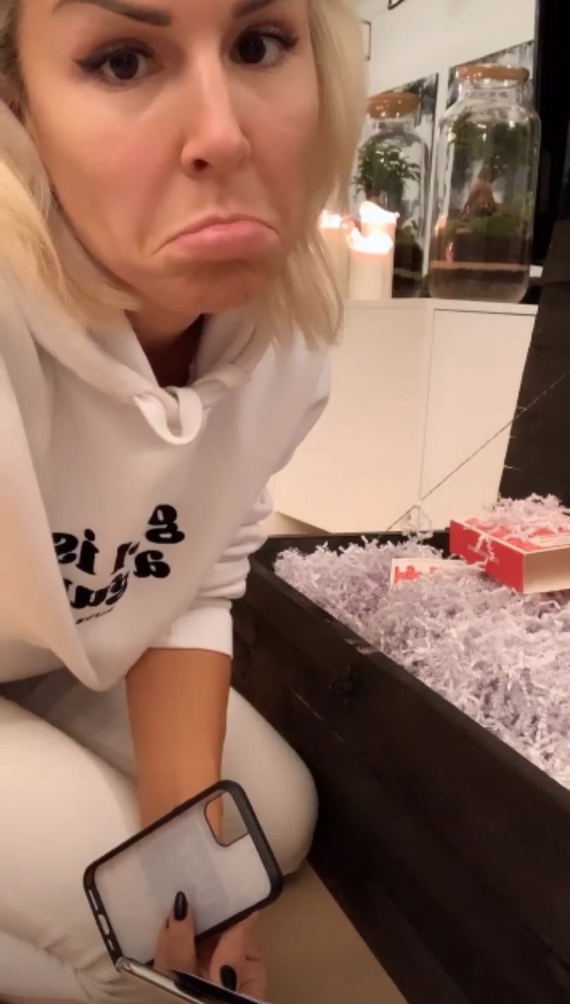 Blanka Lipińska testuje "niezniszczalną" obudowę na telefon, rzucają urządzeniem o podłogę