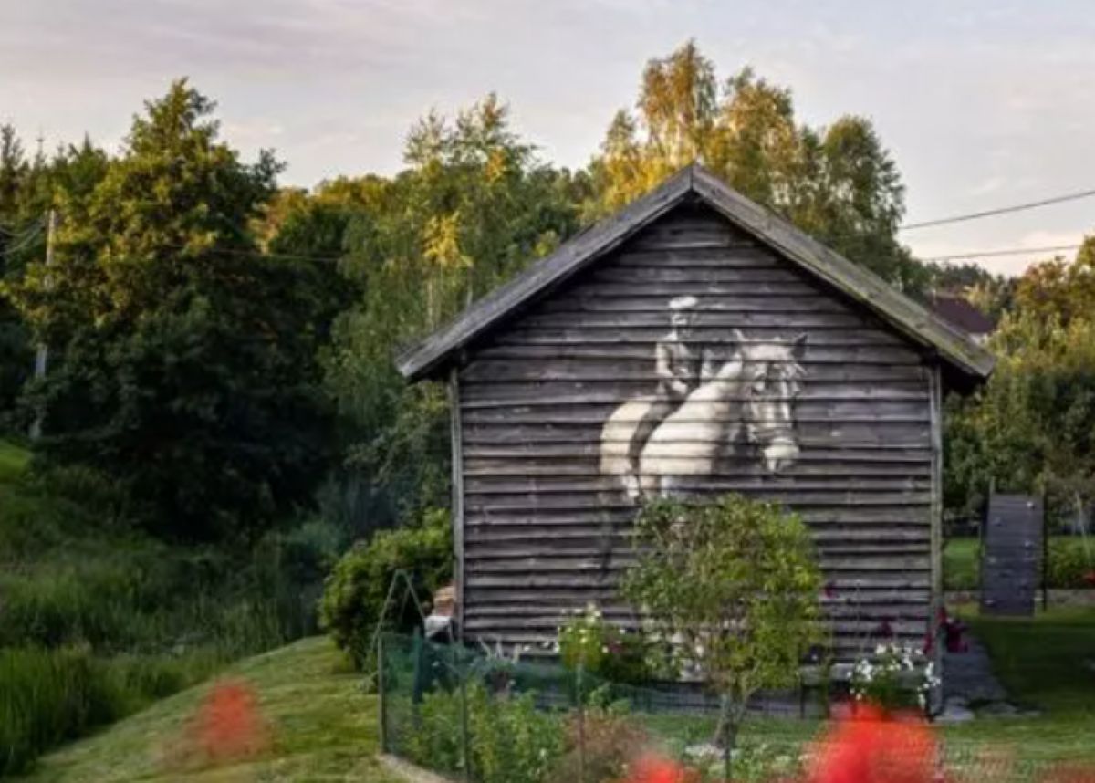 Rozebrano stodołę z historycznym deskalem. Wiadomo, co z się z nim stanie
