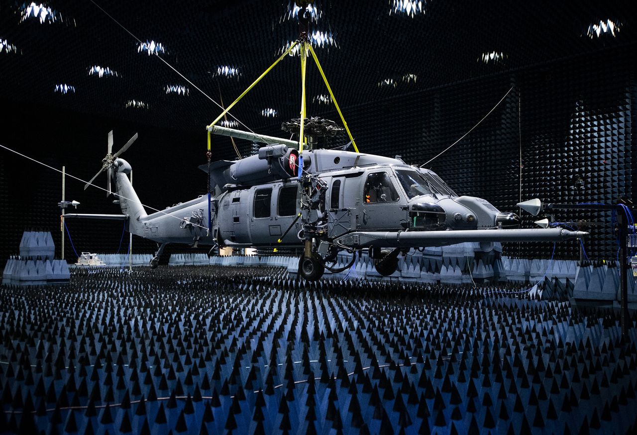 HH-60W Jolly Green II w czasie testów systemów obronnych