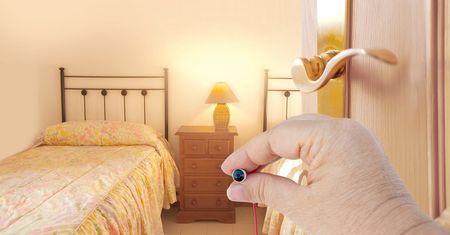 Podejrzewasz ukrytą kamerę w hotelu lub Airbnb? Sprawdź to w kilka minut