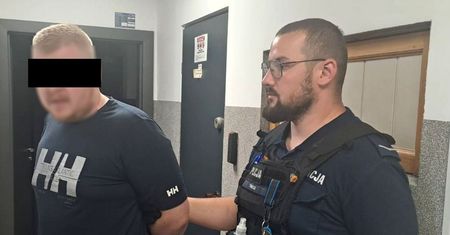 Poniatowa: Brutalny atak na ulicy. 28-latek dusił trzech przechodniów