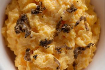 Dodaję łyżeczkę tej pasty do jajecznicy. Smakuje jak w najlepszym hotelu