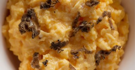 Dodaję łyżeczkę tej pasty do jajecznicy. Smakuje jak w najlepszym hotelu