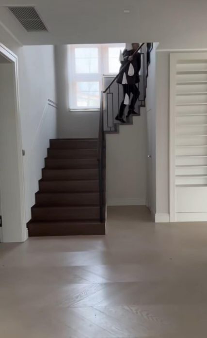 Korytarz i schody na piętro w domu Mamy Ginekolog
